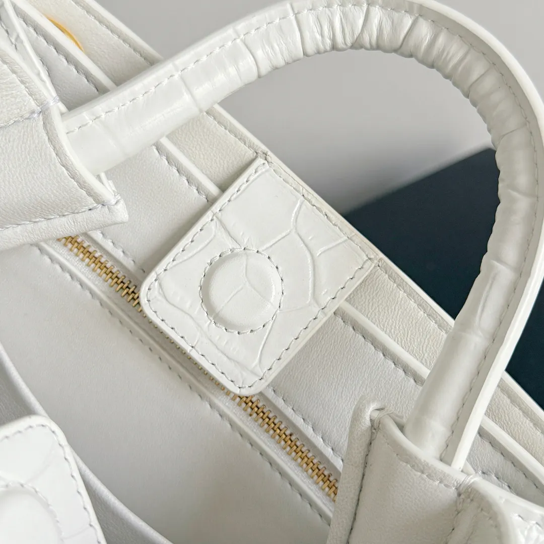 Batch 2880 BOTTEGA VENETA crocodile leather mini andiamo is paired with a four-piece oak hardware set, making the entire bag more layered. As a classic model of the BV family, each innovation brings different surprises to fans. There are three ways to carry it with different makeup. Crocodile skin is called the gold in leather and is famous for its top luxury and rarity. During use, the luster of the crocodile skin will not fade or fade with time. No matter how long it is used, it will still remain new. And because each crocodile skin is different, the effect of each crocodile leather bag is different. Style number: 777614+wood hardware Size: 22*15.5*9cm